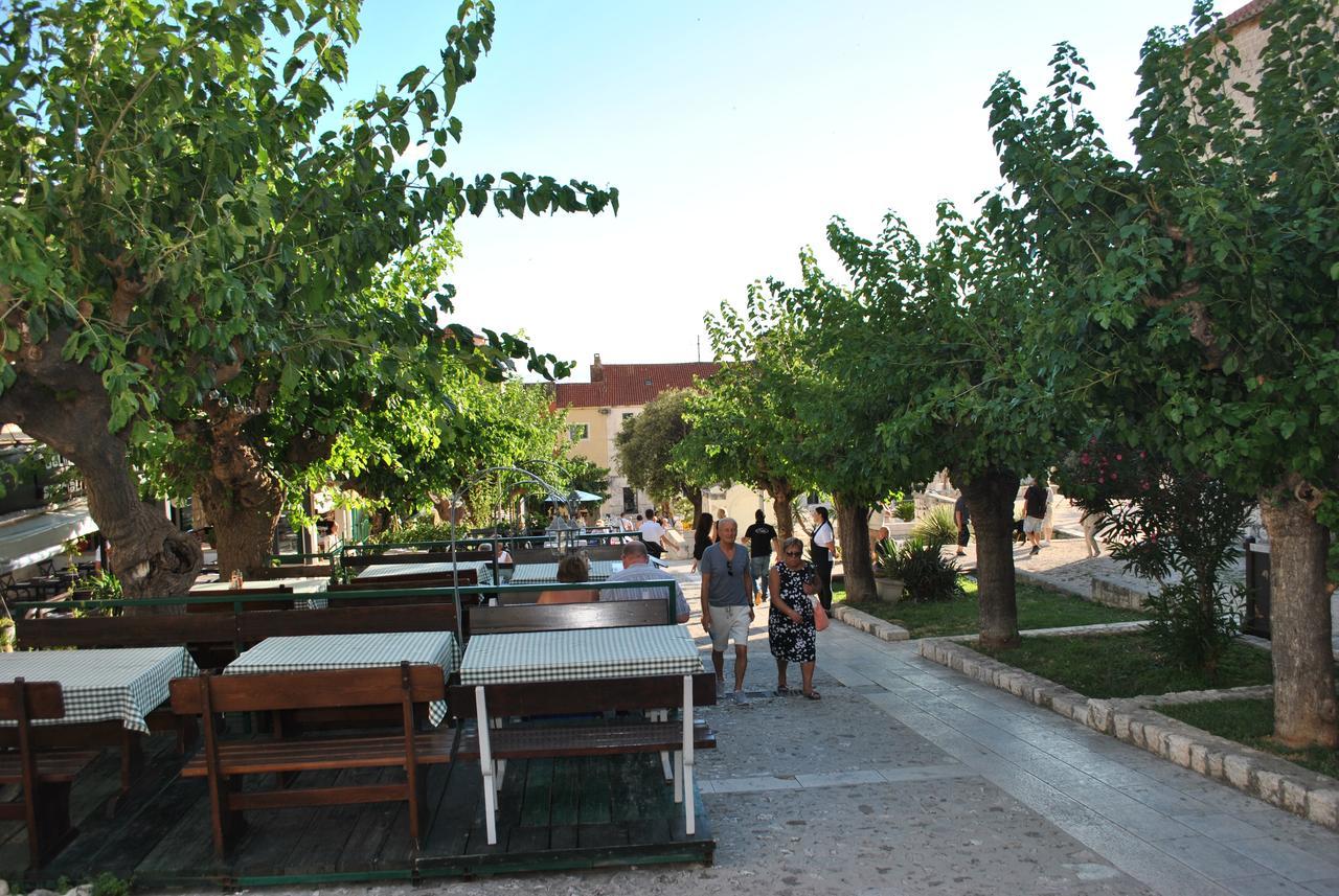 Apartment On The Square Makarska Esterno foto