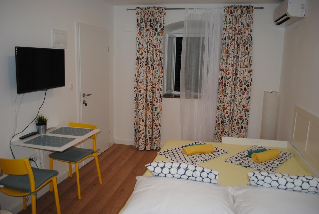 Apartment On The Square Makarska Esterno foto